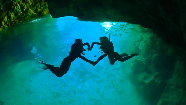 青の洞窟の光り輝く洞窟体験