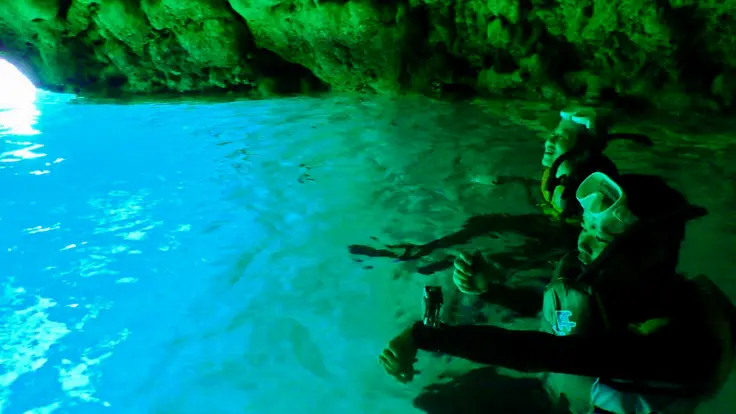 青の洞窟の青い光がきれいに見える瞬間をイメージできる写真