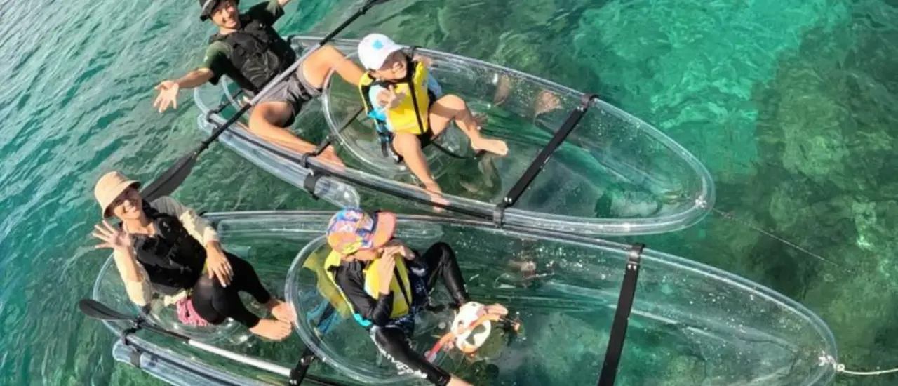 沖縄の海でクリアカヤックを楽しむ様子（マリンクラブクレア）