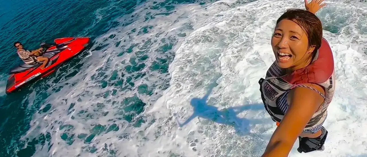 沖縄の海でフライボードを楽しむ様子（マリンショップアウル 宜野湾店）