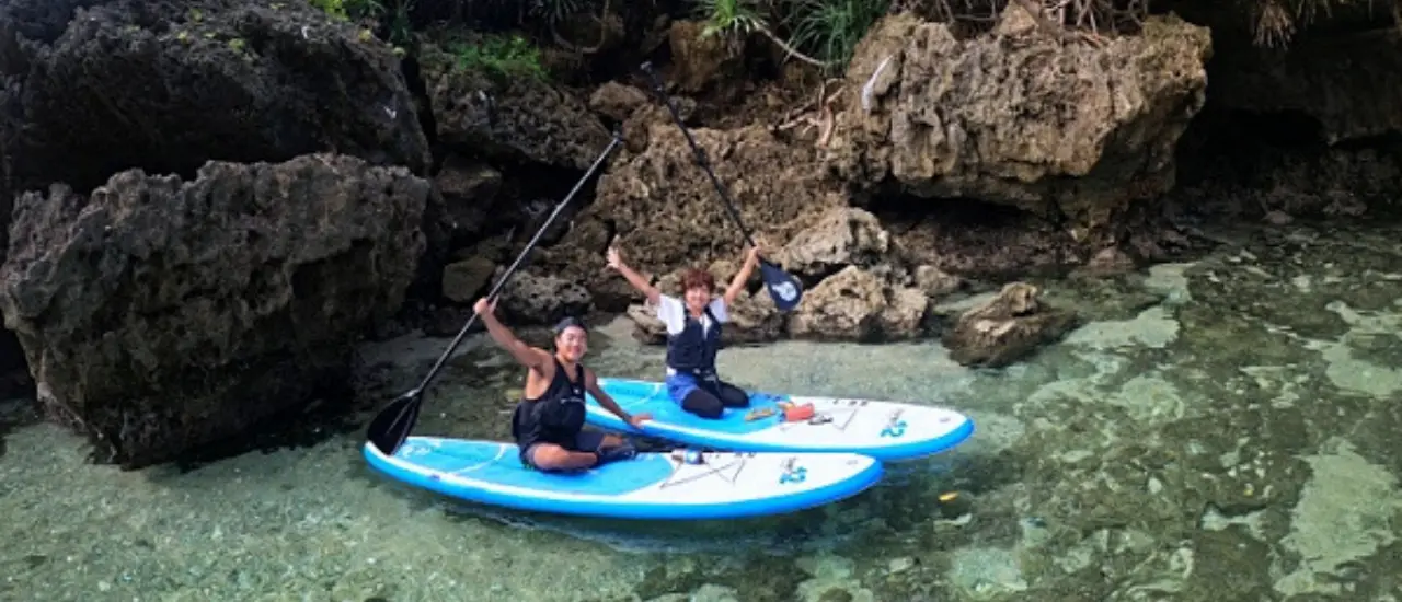 沖縄の透明な海でSUP（サップ）を楽しむ様子