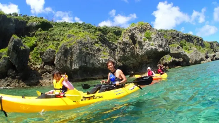 アンダゴのカヤックツアーで、家族みんながカヤックに乗って穏やかな海を楽しんでいる様子