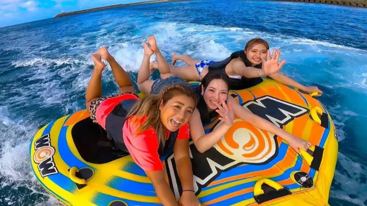 宜野湾マリーナ近くの海で、アウルのマリンスポーツ3点セットを楽しむ参加者たち