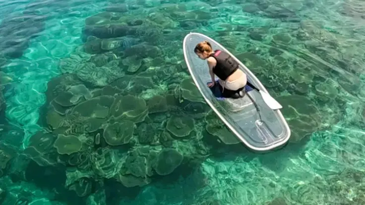 クレアのクリアSUPで、透明なボード越しにエメラルドグリーンの海が見えるおしゃれな雰囲気