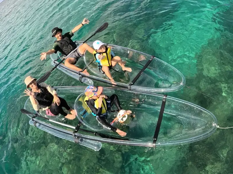 マリンクラブクレアのクリアカヤックで、透明な船底から魚やサンゴをのぞきながら海の上を進む様子
