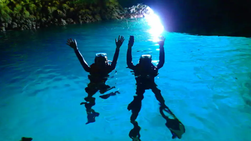 水面からのぞく透明感のある海をイメージできる写真