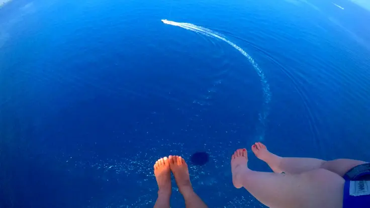 沖縄のパラセーリングで上空から見える青い海と景色
