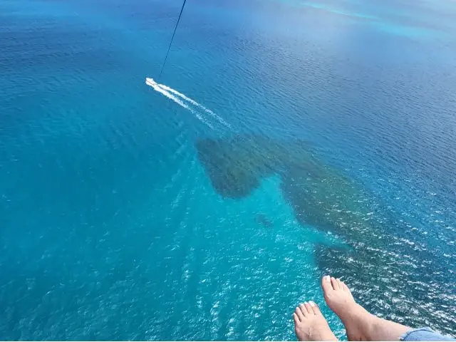 海中道路上空のパラセーリング絶景体験