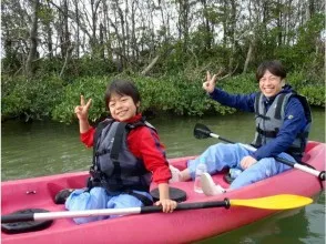親子でカヤックツーリングを楽しむ様子