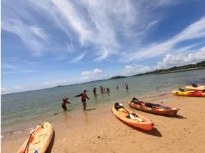 最終目的地で海水浴を楽しむ様子