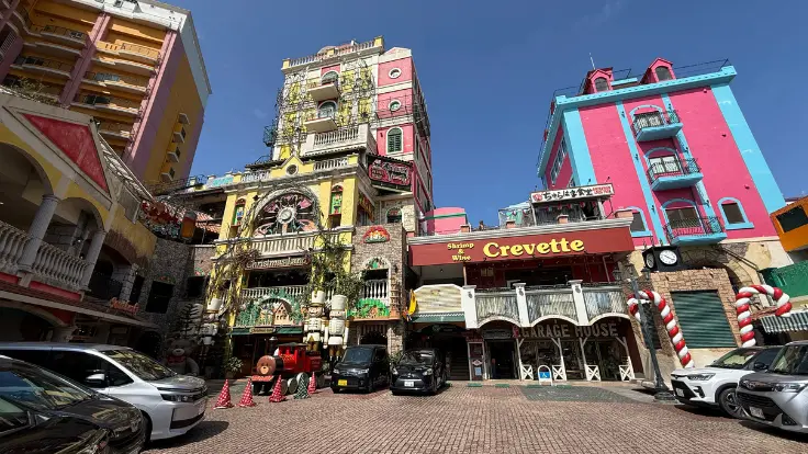 美浜アメリカンビレッジのカラフルな景色。エリア全体が明るく統一感のある雰囲気で、歩くだけでも楽しい人気スポット。