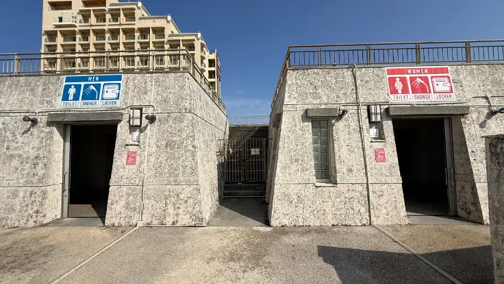 サンセットビーチ周辺の設備エリア。有料シャワーなどの設備が整っていて利用しやすい様子。