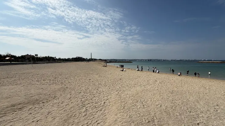 海開き後のサンセットビーチ。海水浴を楽しむ人でにぎわう夏の風景。