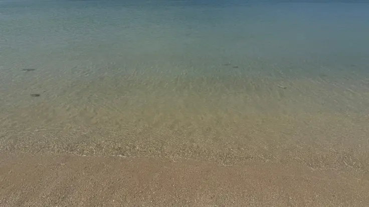 サンセットビーチの海辺の風景。満潮に近い時間帯は海の色がきれいに見えやすい。