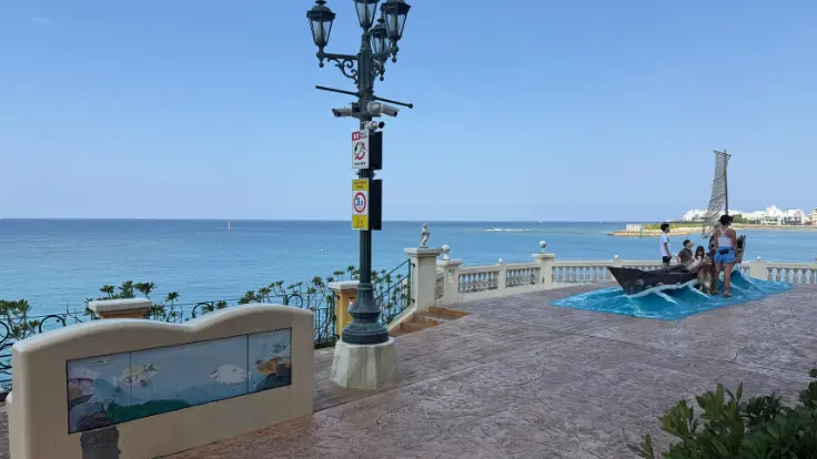 美浜アメリカンビレッジの海側の通り。海を感じながらのんびり散策しやすい落ち着いた雰囲気。