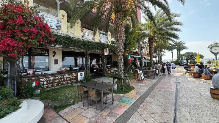 美浜アメリカンビレッジの飲食エリア。沖縄グルメからおしゃれなレストラン、バーガーまで幅広く楽しめる雰囲気。