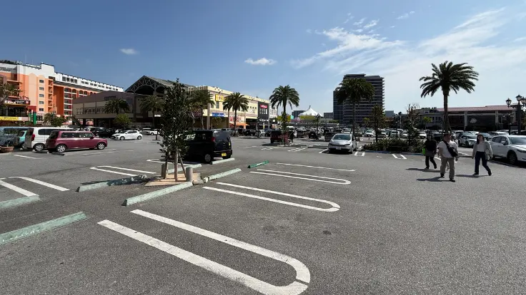 美浜アメリカンビレッジ周辺の駐車場案内。中心部は混雑しやすく、少し離れた駐車場も選択肢になる様子。