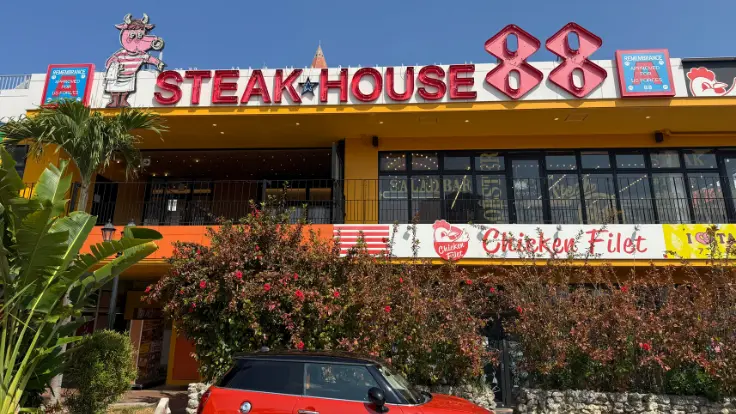 美浜アメリカンビレッジ周辺で楽しめるステーキ店。沖縄観光で定番の88ステーキにも立ち寄りやすい雰囲気。