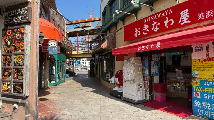 美浜アメリカンビレッジの路地風景。沖縄らしいご飯屋さんやお土産屋さんが並び、歩くだけでもわくわくする雰囲気。