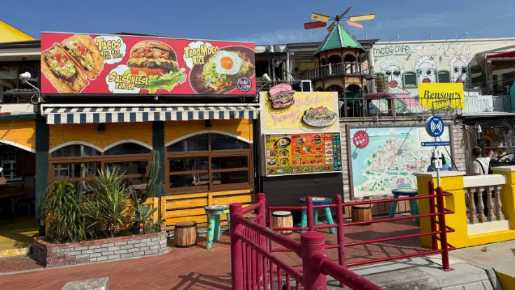 美浜アメリカンビレッジ周辺で楽しめる定番のタコス屋さん。観光の途中に立ち寄りやすい沖縄らしいグルメスポット。