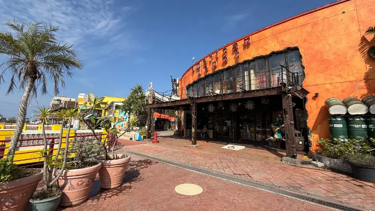 アメリカンデポの店内や外観。沖縄らしい雑貨やお土産を見つけやすい美浜アメリカンビレッジの人気ショップ。