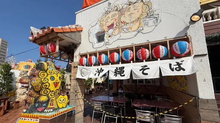 美浜アメリカンビレッジ周辺で楽しめる沖縄そば屋さん。観光の途中に立ち寄りやすい、沖縄らしいごに立ち寄りやすい、沖縄らしいご飯スポット。