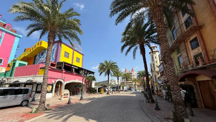 美浜アメリカンビレッジのカラフルな景色と海辺の雰囲気。散策しながらグルメや買い物も楽しみやすい人気スポット。