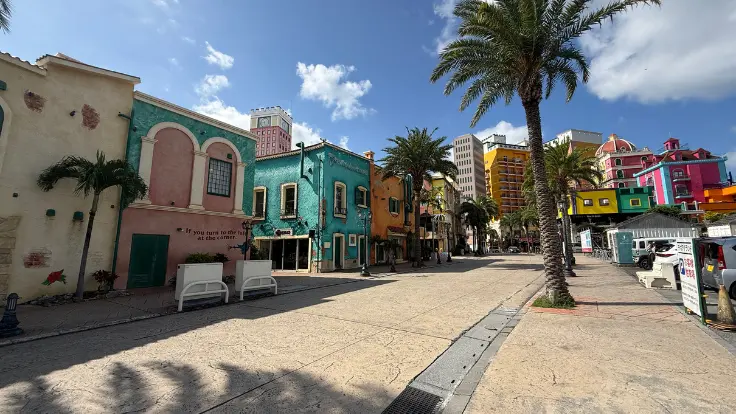 美浜アメリカンビレッジのカラフルな街並み。明るい色の建物が並ぶ開放的な景色