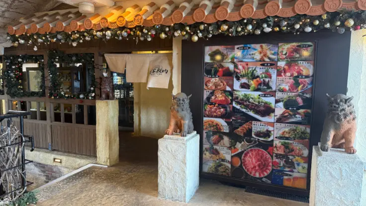 北谷殿内の外観や店内。沖縄らしい雰囲気の中で食事を楽しみやすいアメリカンビレッジの人気店