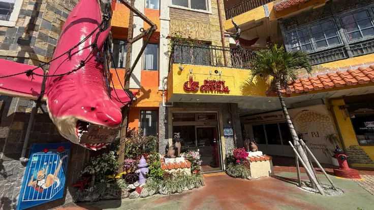 美浜アメリカンビレッジのカラフルな街並み。明るい色の建物が並ぶ開放的な景色