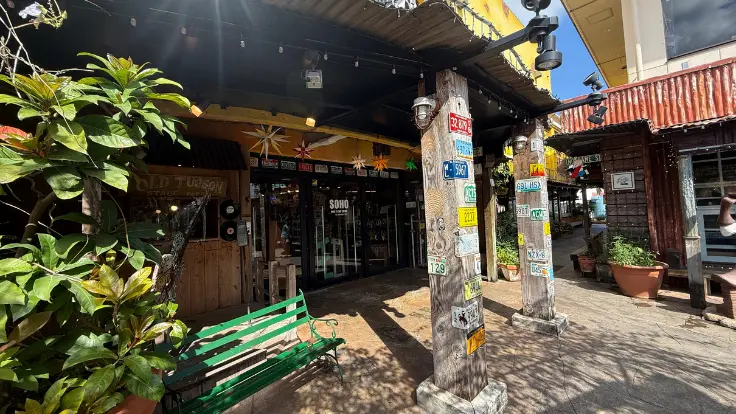 北谷・美浜アメリカンビレッジにあるSOHO。アメリカンな雰囲気の中でファッションや雑貨を見て回れるショップ