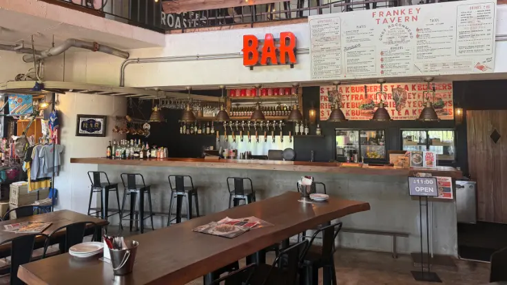 LeQu沖縄北谷スパ＆リゾート プレミア棟1Fの飲食エリア。ZHYVAGO COFFEE ROASTERY周辺でコーヒーや食事を楽しみやすい空間