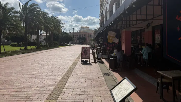 ZHYVAGO COFFEE ROASTERY前の広場側の景色。北谷でゆったり過ごしやすい開けたエリア