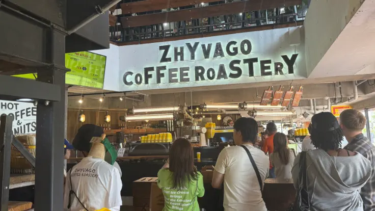 黄色いカップが印象に残るZHYVAGO COFFEE ROASTERY。北谷で立ち寄りやすいコーヒースタンド