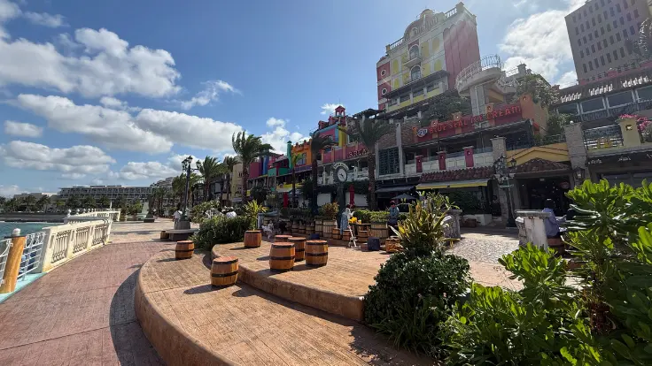 アメリカンビレッジの海沿いの景色。散歩しながら海や夕方の雰囲気を楽しみやすいエリア