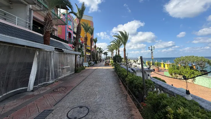 美浜アメリカンビレッジの海沿いの風景。気持ちの良い島風が最高