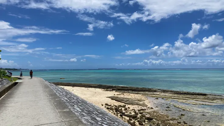 備瀬崎の青い海と空が広がる海沿いの散策道