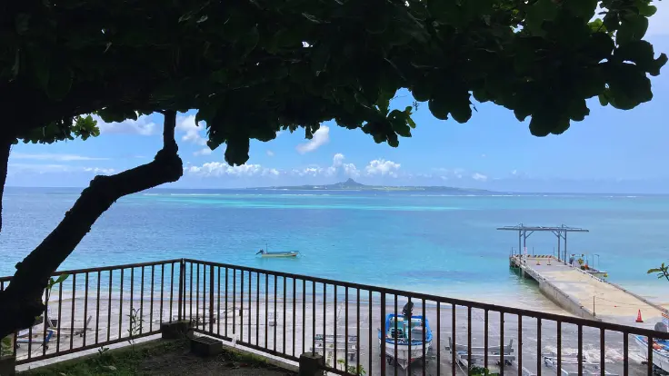 備瀬から望む伊江島と青く澄んだ海の風景