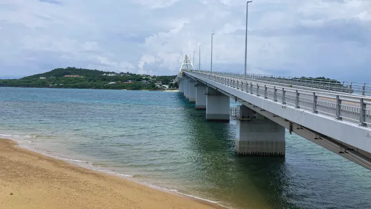 瀬底大橋と白砂のビーチが広がる瀬底島の入口風景