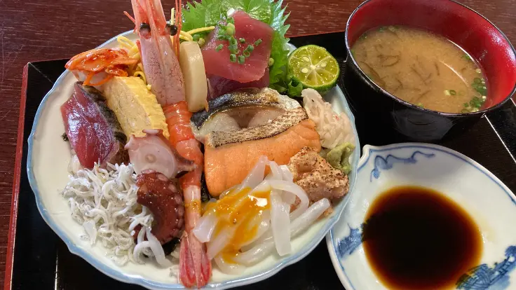 瀬底島の人気食堂で提供される新鮮な海鮮丼