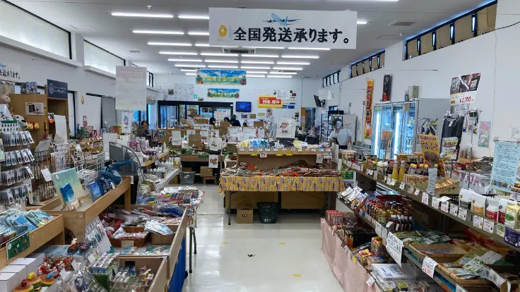 羽地の駅の店内に並ぶ地元商品