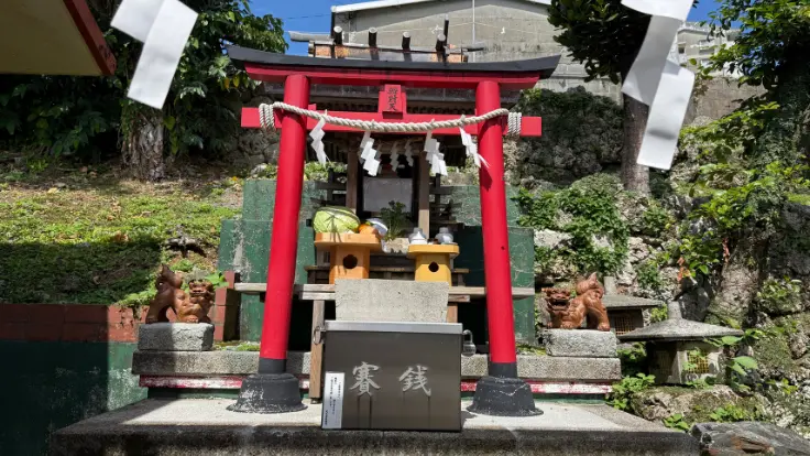 天久宮の境内にまつられる弁財天。水や芸能、学問、財運に関わる神さまとして知られる境内摂社。