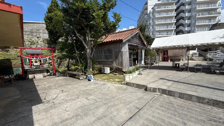 天久宮の社殿。那覇市泊にある琉球八社のひとつで、落ち着いた境内の中心に拝殿がたたずむ様子。