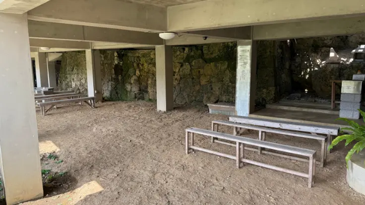 天久宮の地下に広がる祈りの空間。階段を下りた先に、沖縄の御嶽信仰を感じられる静かな場所がある。