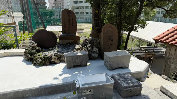天久宮の境内にまつられる弁天負泰彦大神と泊龍宮神。水や龍宮信仰に関わる祈りの場所。