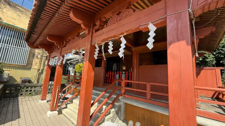 安里八幡宮の本殿。深みのある赤が印象的で、街なかの境内に凛とした雰囲気をつくっている。