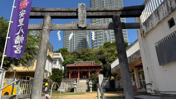 安里八幡宮の鳥居越しに見える拝殿。街なかの神社らしくこじんまりとしていて、ふらっと立ち寄りやすい雰囲気。