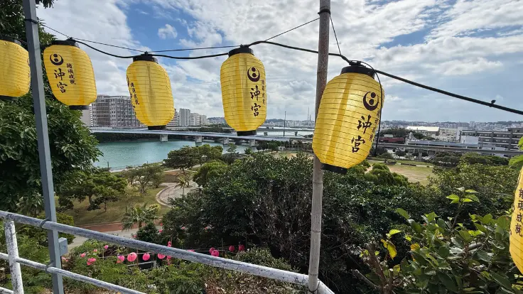 天燈山（てんとうざん）から見渡す眺め。那覇の街並みと空の広さが感じられる高台の景色。