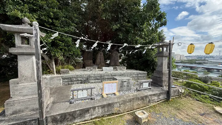 天燈山（てんとうざん）の御嶽の拝所。石碑と香炉が並び、那覇の街と海を見渡せる高台にある。