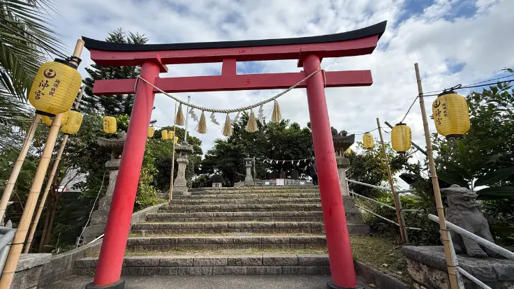 沖宮の天燈山へ続く石段。階段の先に朱色の鳥居が見え、進む方向が分かりやすい。